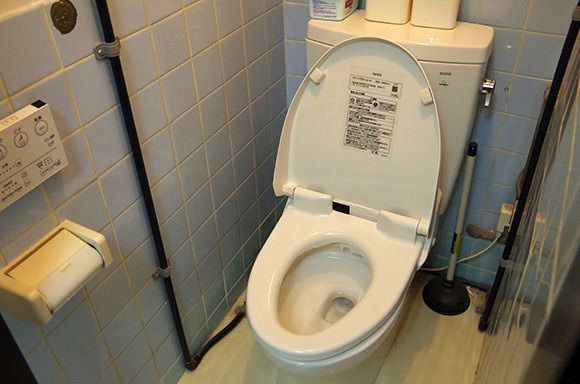「トイレに入ったら “ウンコよりヒドい物” が便器に残されてました」って画像