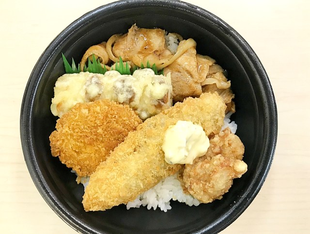 【朗報】ほっともっと、総力戦みたいな丼をワンコインで新発売！ 主力級が集結した『デラックス得丼』のコスパ＆カロリーがヤバイ!!