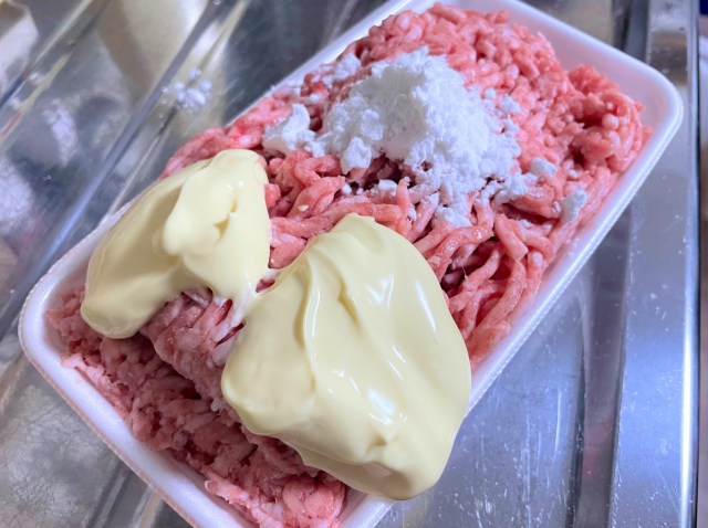 【ご乱心!?】味の素の公式レシピ『豚ひき肉かたまり焼き』が思い切りよすぎぃぃぃ！ ひき肉にマヨを入れて混ぜて焼くだけ